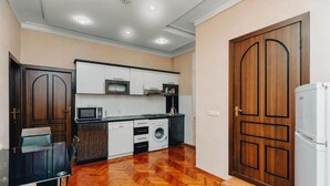 Cuina compacta amb microones, rentavaixelles i rentadora.