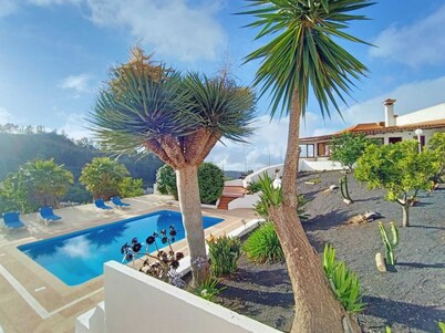 Emblematic house with terrace and mountain view