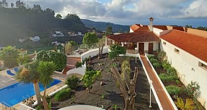 Emblematic house with terrace and mountain view
