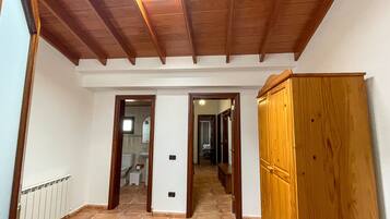 4 habitaciones, escritorio, wifi gratis y ropa de cama