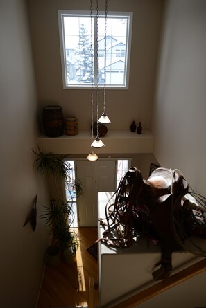 Interior - 5 min walk to community lake, 1 hour from the mountains, close to Spruce Meadows (Calgary)