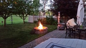 Outdoor dining - 5 min walk to community lake, 1 hour from the mountains, close to Spruce Meadows (Calgary)