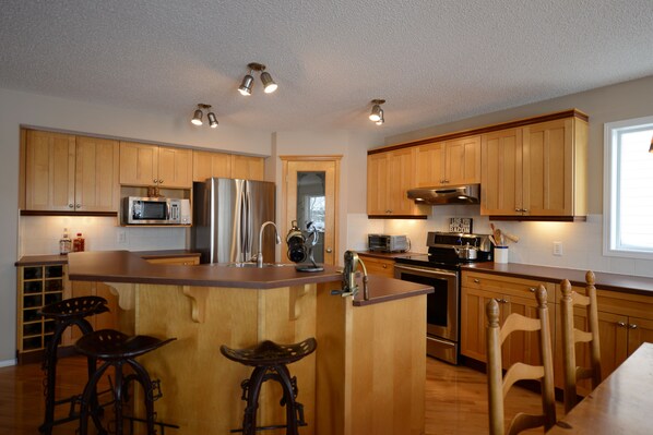 Fridge, microwave, oven, stovetop - 5 min walk to community lake, 1 hour from the mountains, close to Spruce Meadows (Calgary)