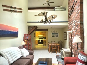 Télévision, jeux vidéo, lecteur de DVD, baby-foot