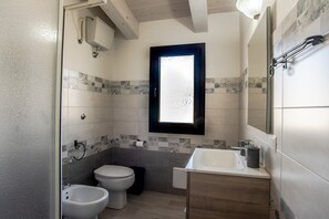 Douche, séchoir à cheveux, serviettes fournies