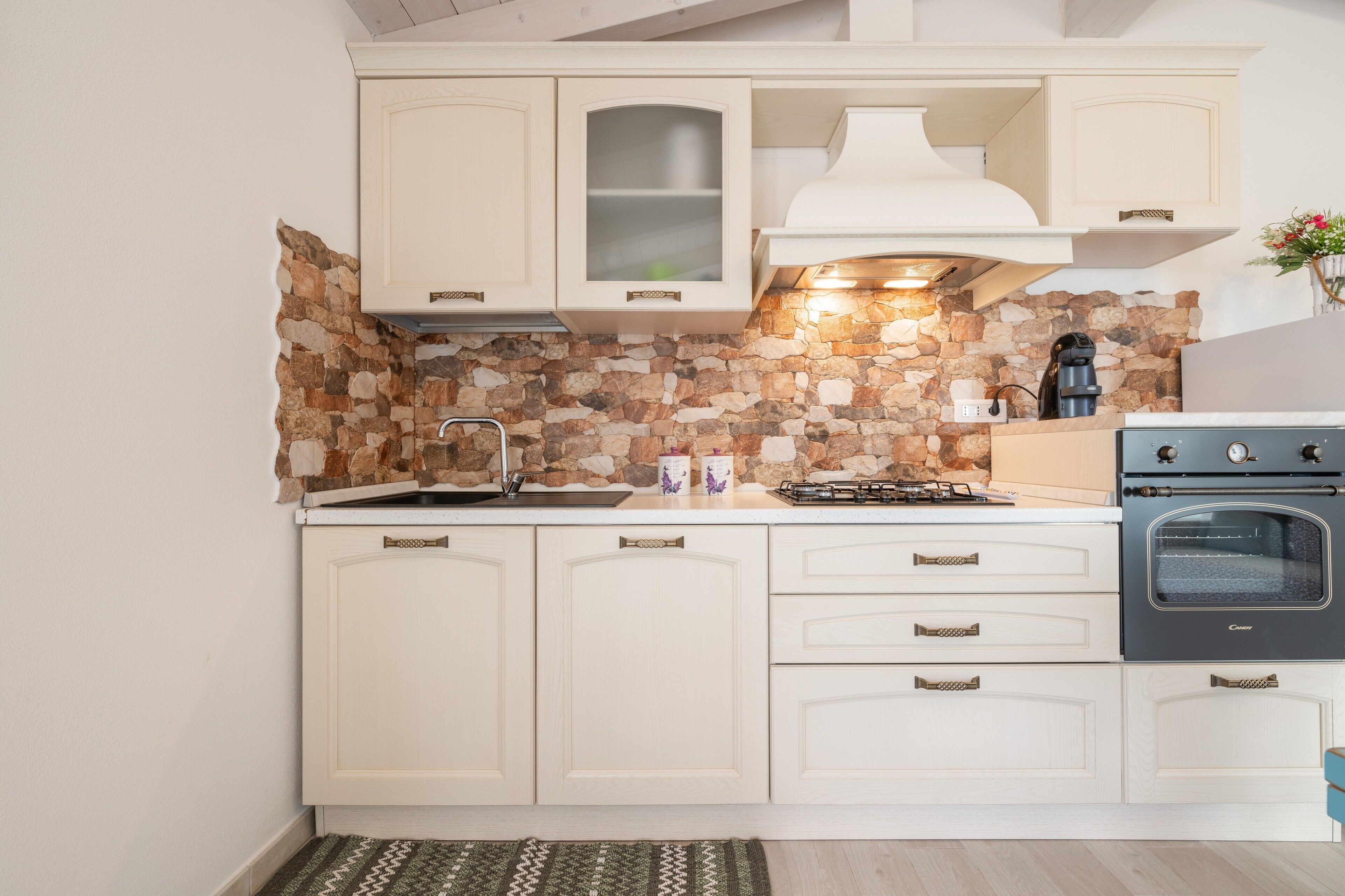 Een koelkast, een magnetron, een oven, een kookplaat