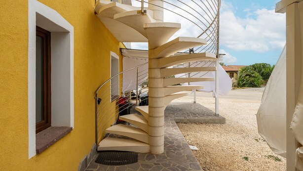 Un escalier en colimaçon mène à un balcon d’où l’on a une vue dégagée sur les environs.
