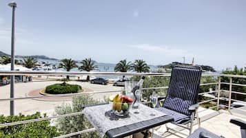 Apartment (One Bedroom Apartment with Terrace an) | Balcony
