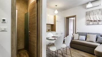Apartment (One Bedroom Apartment with Terrace) | Wohnzimmer | Fernseher