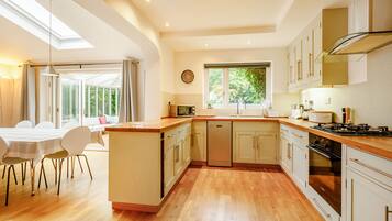 Cottage | Private kitchen | Fridge, dishwasher, electric kettle, toaster