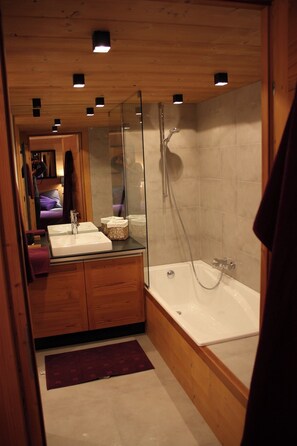 Badewanne, Haartrockner, Handtücher, Toilettenpapier