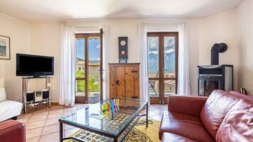 Télévision, cheminée, chaßne hi-fi