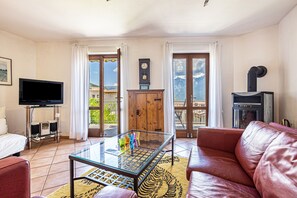 TV, fireplace, stereo