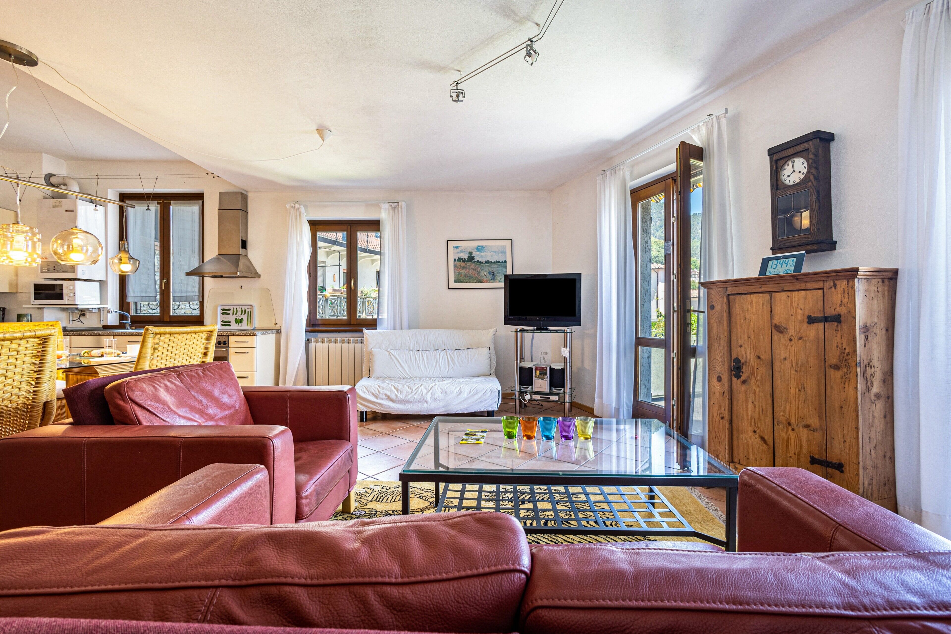 Televisión, chimenea, estéreo