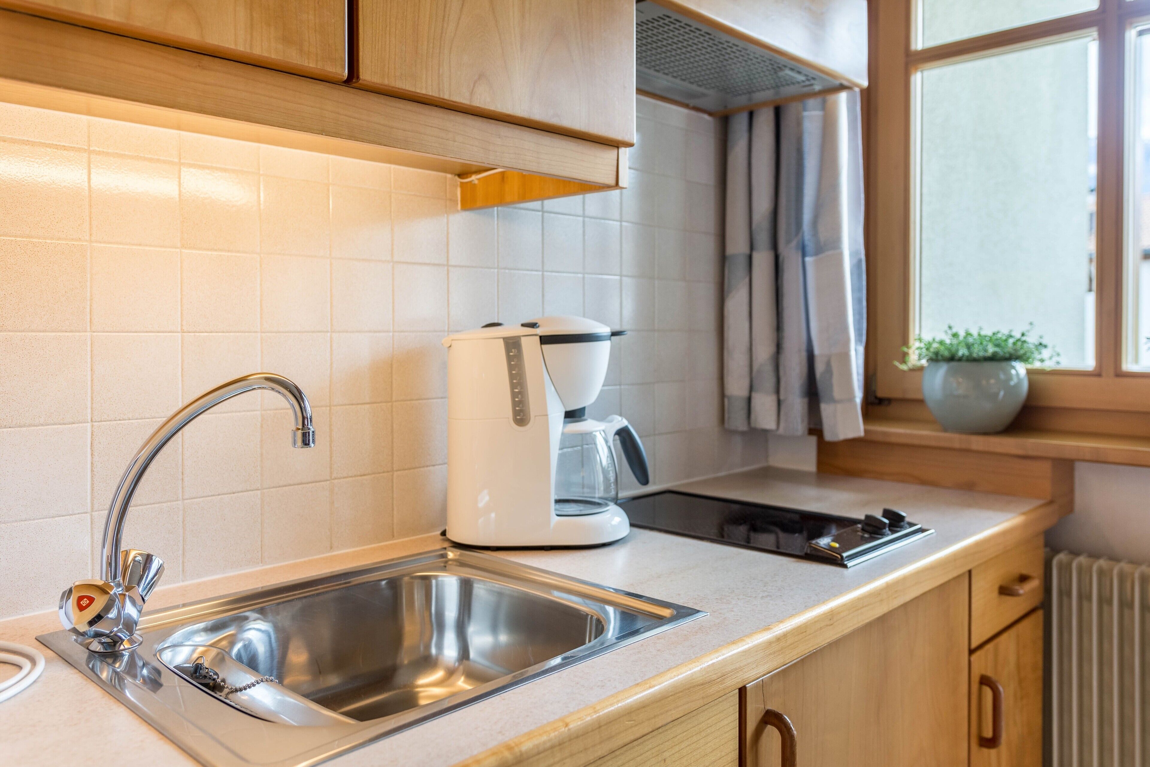 Fridge, stovetop, coffee/tea maker, electric kettle