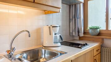 Kylskåp, spishäll, kaffe- och tebryggare och vattenkokare