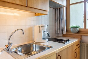 Fridge, stovetop, coffee/tea maker, electric kettle