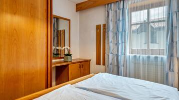 1 slaapkamer, een strijkplank/strijkijzer, gratis wifi, beddengoed
