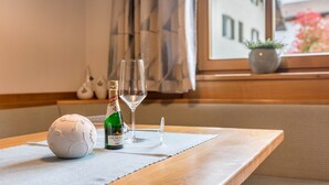 Uma mesa com uma garrafa de cerveja Henkell, um copo e uma esfera decorativa.