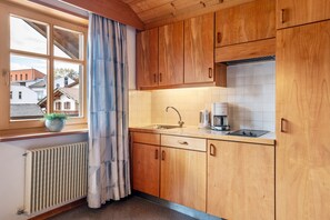 Fridge, stovetop, coffee/tea maker, electric kettle