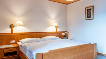 1 bedroom, desk, free WiFi, bed sheets