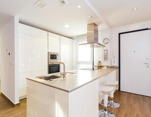 Een koelkast, een magnetron, een oven, een kookplaat