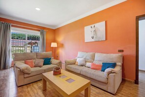 Een televisie en een tafeltennistafel