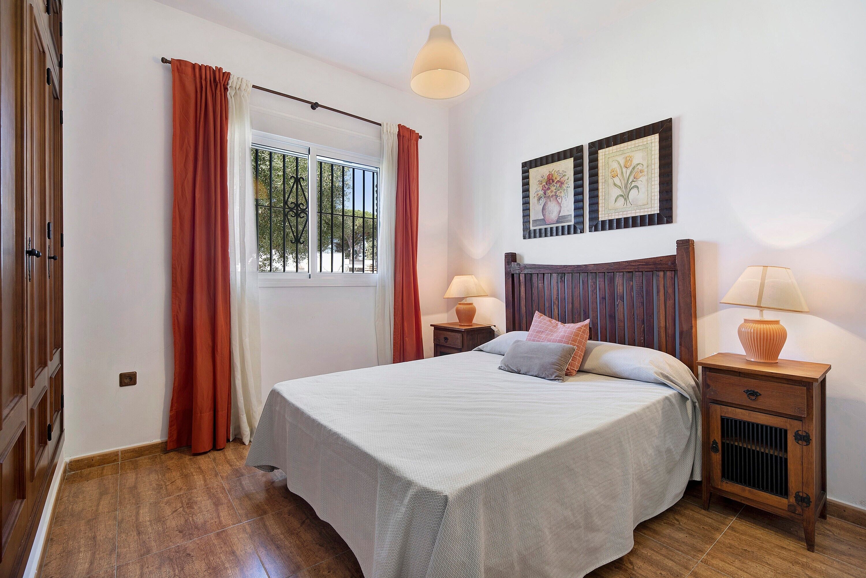 4 makuuhuonetta, silitysrauta/-lauta, ilmainen Wi-Fi, vuodevaatteet