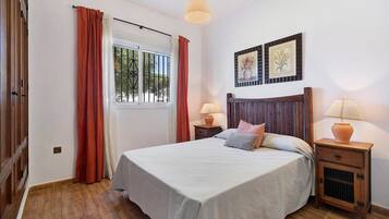 4 makuuhuonetta, silitysrauta/-lauta, ilmainen Wi-Fi, vuodevaatteet