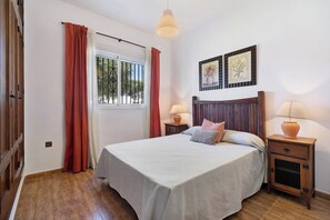 4 slaapkamers, een strijkplank/strijkijzer, gratis wifi, beddengoed