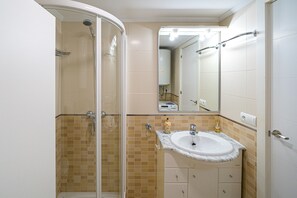 Douche, sèche-cheveux, serviettes fournies