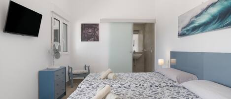 5 bedrooms, free WiFi, bed sheets, wheelchair access