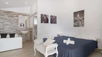 5 bedrooms, free WiFi, bed sheets, wheelchair access