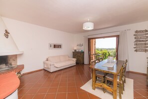 TV, fireplace - Apartment Trilo Monte Petrosu with Sea View, Garden & BBQ (Monte Petrosu)