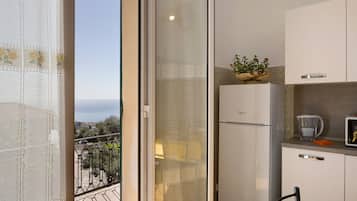 KĂŒhlschrank, Mikrowelle, Ofen, Herdplatte