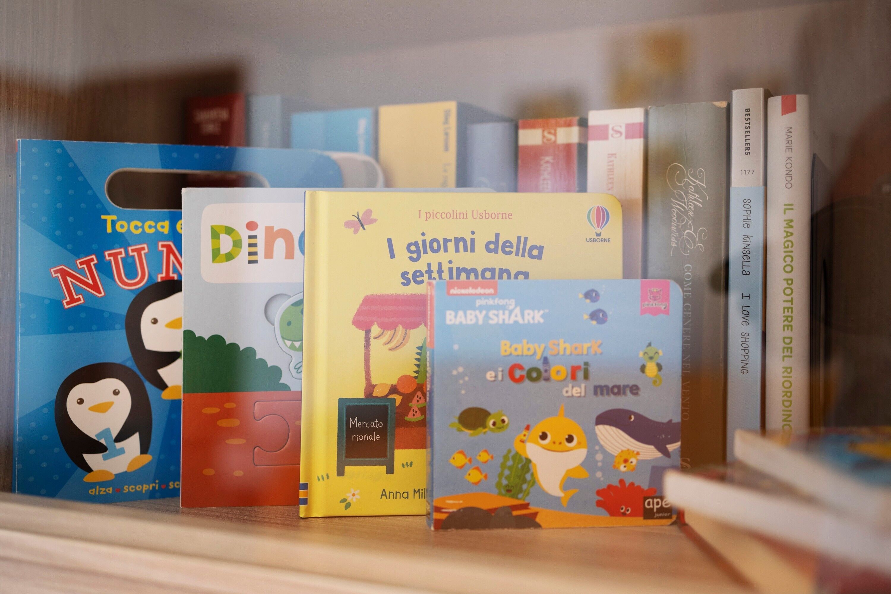 Una serie di libri per bambini su uno scaffale.