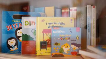 Una serie di libri per bambini su uno scaffale.