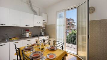 Frigorifero, microonde, forno, piano cottura