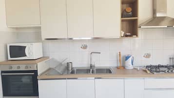 Geladeira, micro-ondas, fogão, cooktop