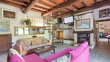 Televisión y chimenea