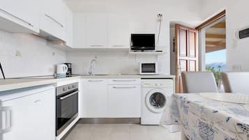 KylskÄp, mikrovÄgsugn, ugn och spishÀll