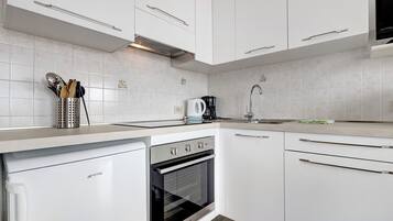 KylskÄp, mikrovÄgsugn, ugn och spishÀll