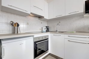 Réfrigérateur, micro-ondes, four, plaque de cuisson