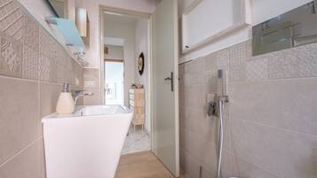 Douche, sèche-cheveux, serviettes fournies