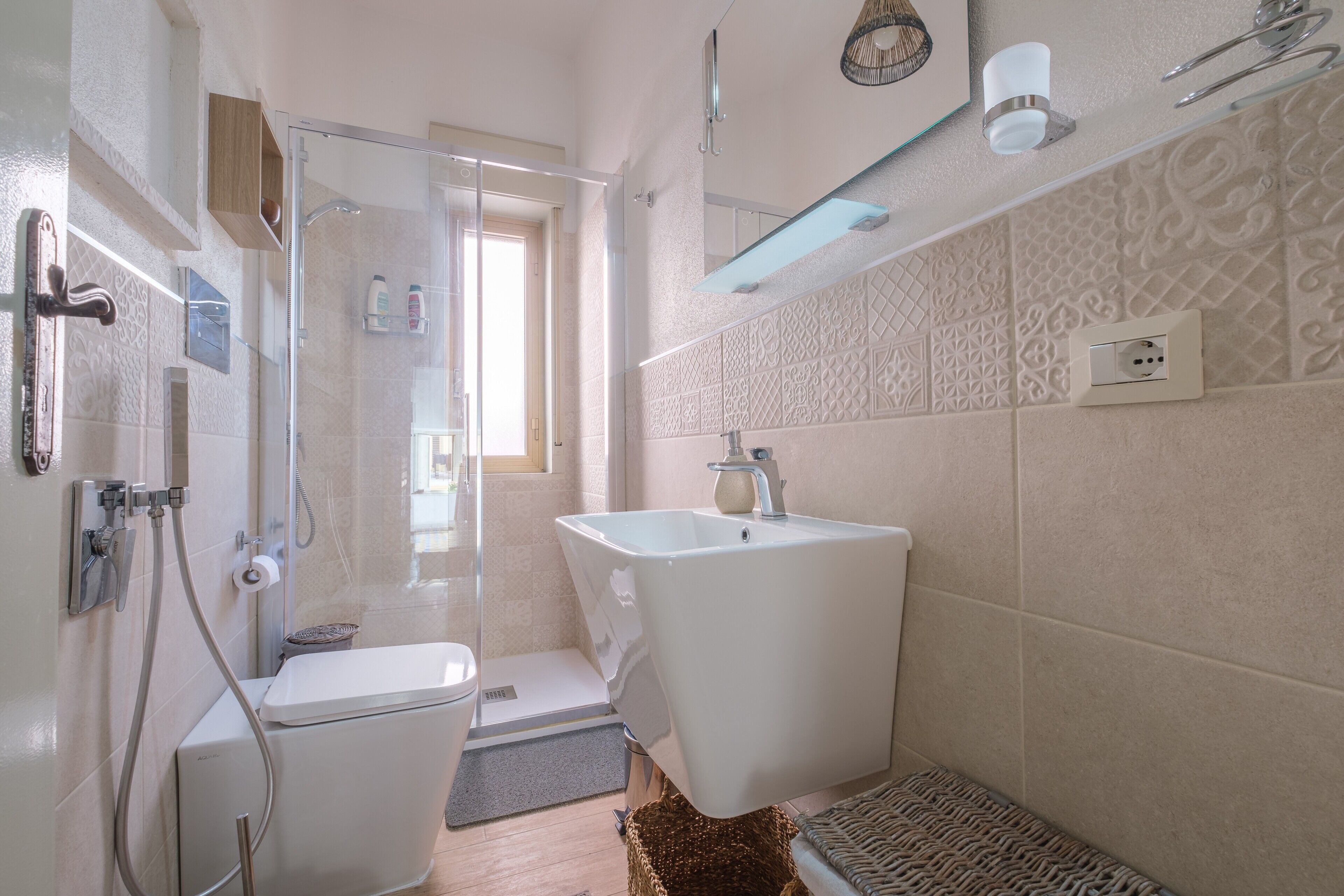 Een douche, een haardroger, handdoeken