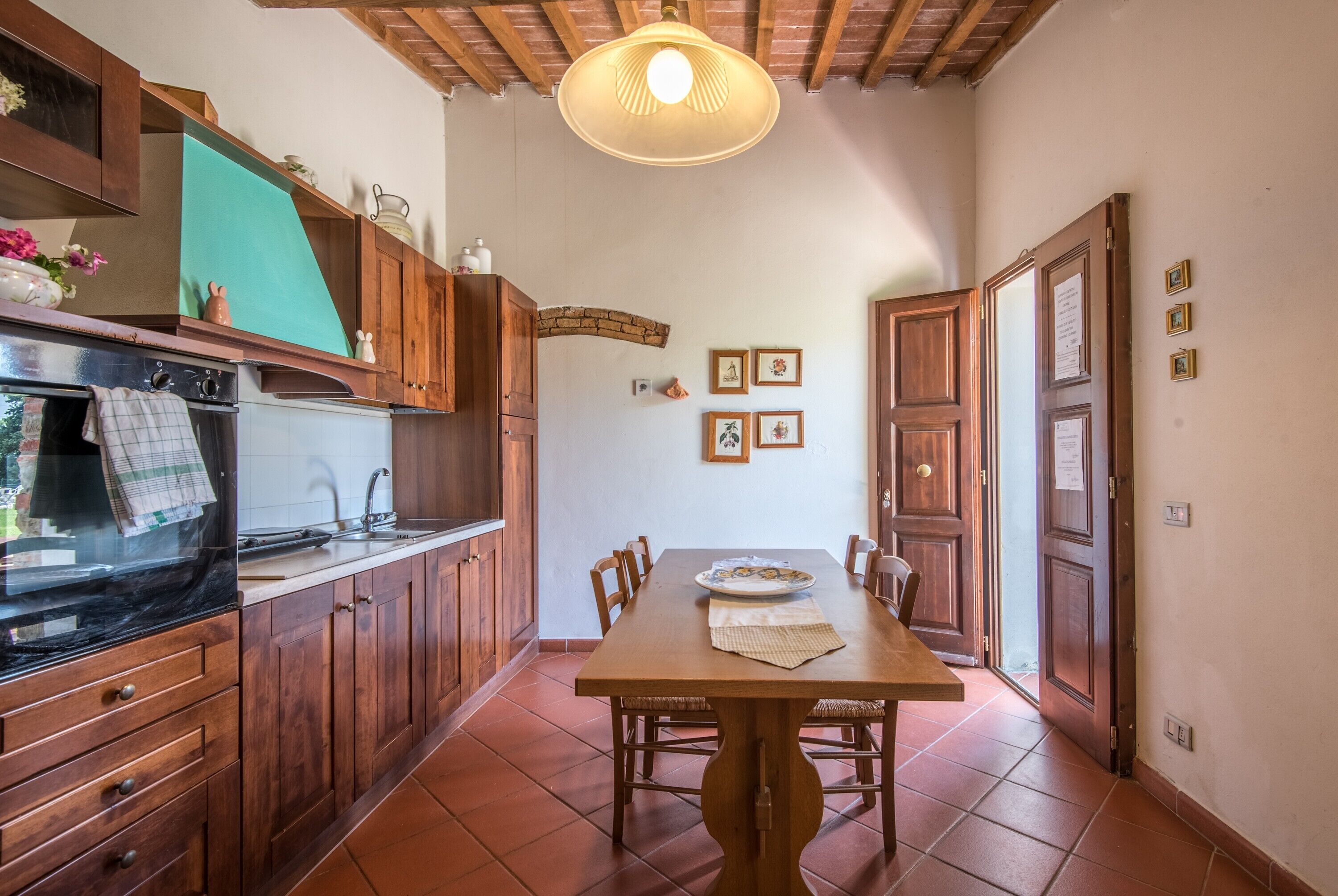 Frigorifero, forno, piano cottura, pentole/stoviglie/utensili