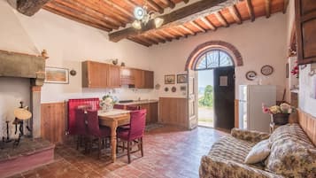 Televisie en een open haard