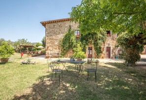 Outdoor dining - Holiday Apartment 'Trilocale Elisa' with Pool, Garden & Wi-Fi (Castiglion Fibocchi)
