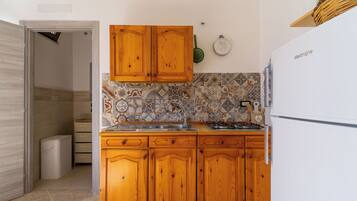 Refrigerador, microondas, parrilla de estufa y utensilios de cocina