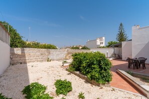 Outdoor dining - 'Holiday Home Lu Sule' with Garden & A/C (Uggiano la Chiesa)